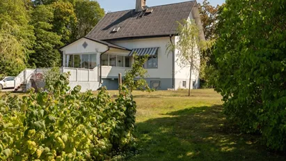 Trevlig och rymlig villa i härliga Hemse med tilltaget garage.