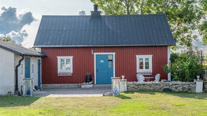 I öppet landskap, ombyggt båtsmanstorp, nära havet. Redo för ny ägare omgående.