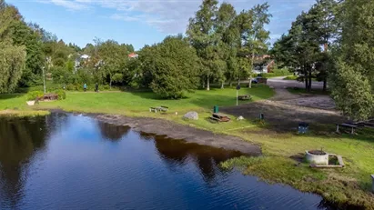 Stor tomt mot skogen, granne med Lillsjön, 30-tals hus med hela övervåning nyare & nytt tak.