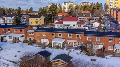 Insynsksyddat, fritt beläget & lättskött souterrängradhus i attraktiva Stigslund. P-plats utanför.