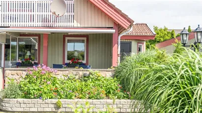 Villa med uterum på hörntomt med garage, SPA-bad och växthus med välvårdad trädgård!