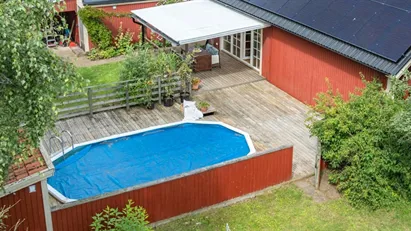 Villa på hörntomt med pool och många rätt!