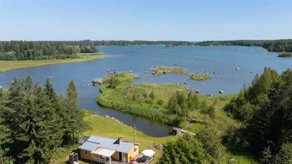 Sommaridyll med strandtomt endast 25 minuter från Gävles stadskärna!